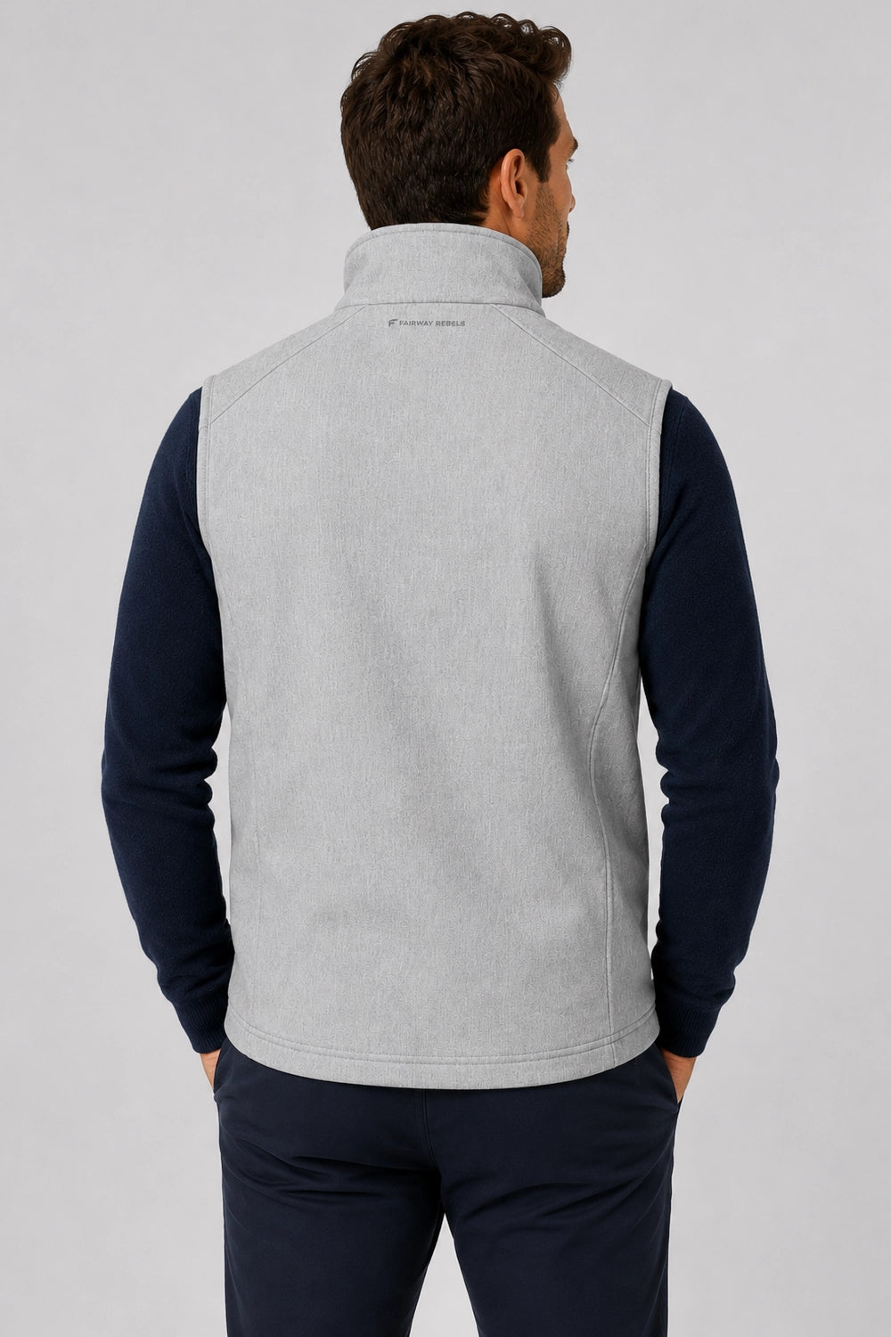 Gilet de golf sans manches déperlant gris clair, vue de dos, col montant.