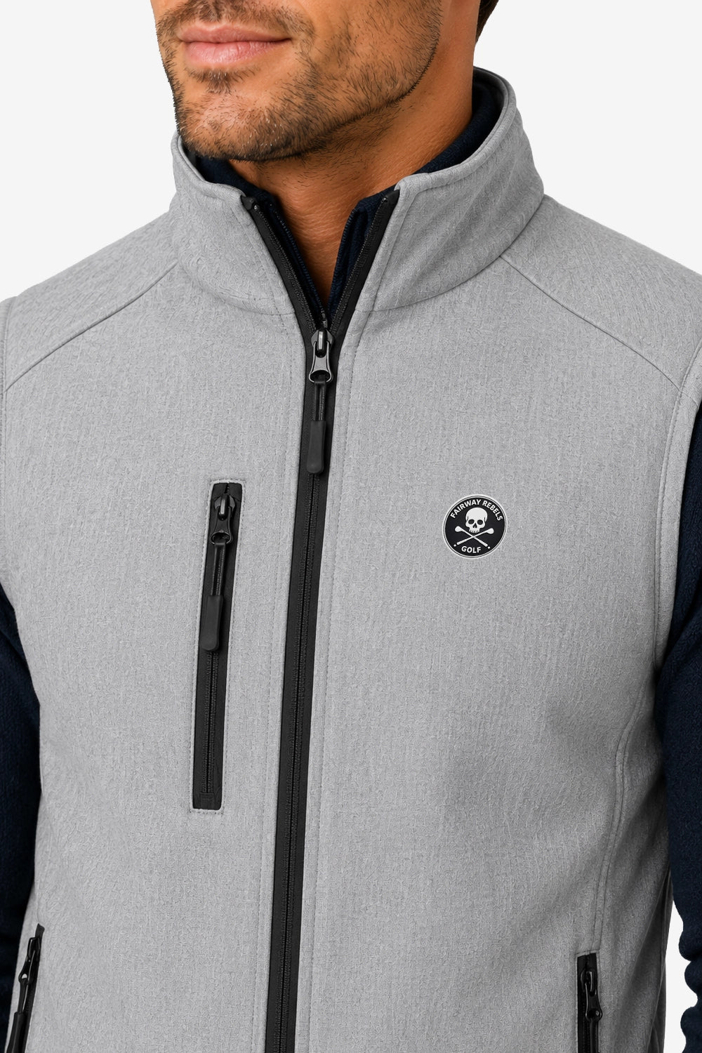 Gilet de golf sans manches déperlant gris clair, gros plan zip central et logo poitrine.