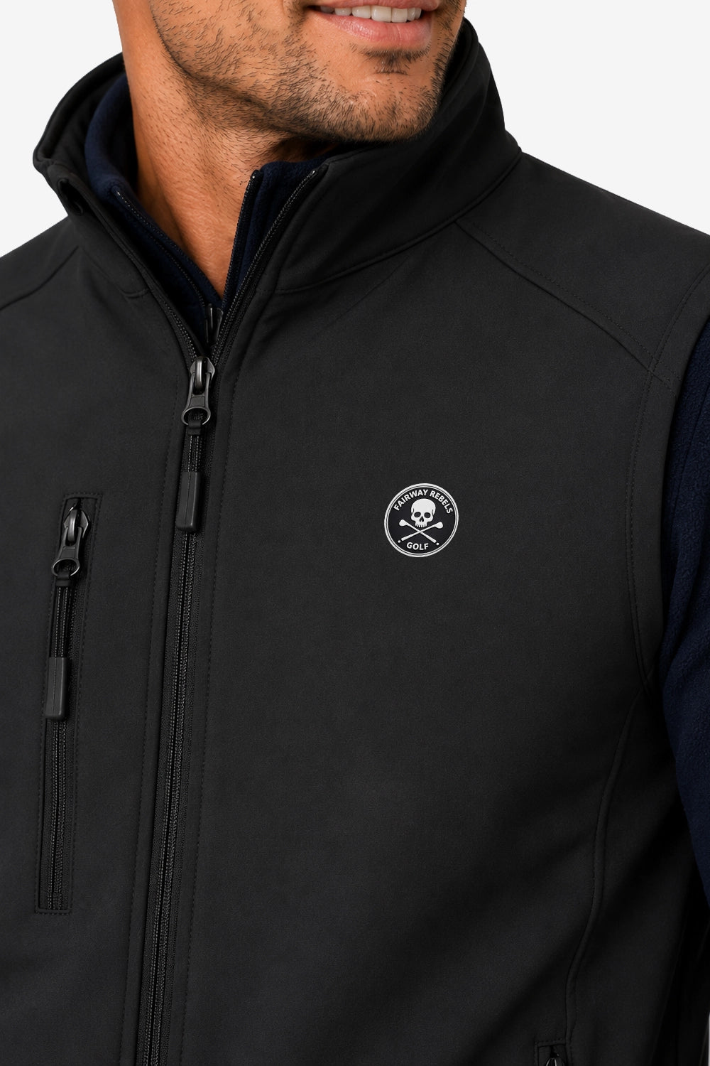 Gilet de golf sans manches déperlant noir, zip frontal, écusson logo rond sur la poitrine.