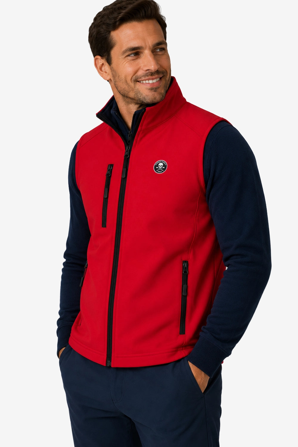 Gilet sans manches rouge, vue trois-quarts, col montant, fermeture zippée et poche latérale