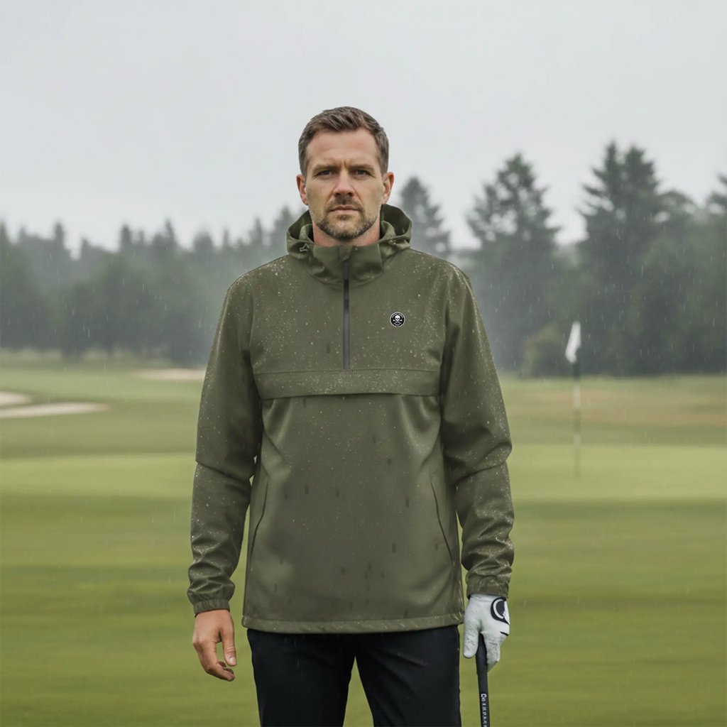 Homme portant une veste de golf imperméable kaki sur un parcours sous la pluie