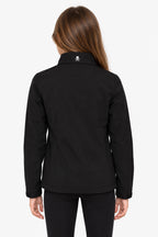 Veste de pluie noire à capuche, logo au col, coupe ajustée (dos porté)