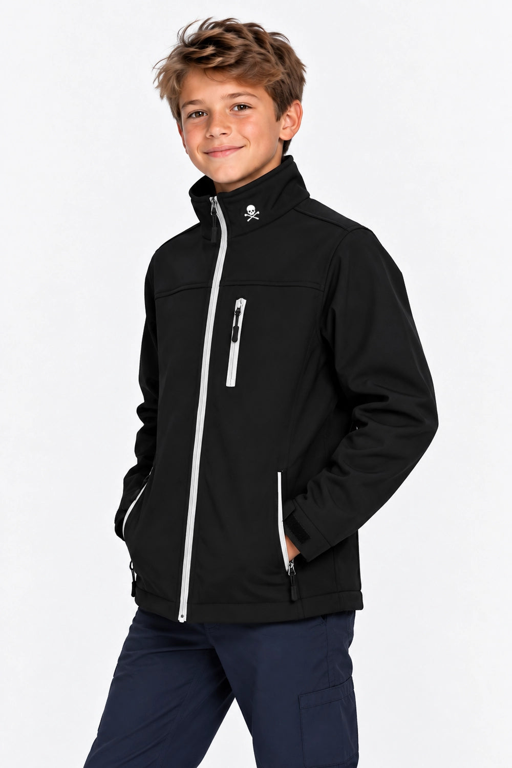 Veste de pluie garçon noire à capuche, fermeture zippée blanche, logo sur le torse