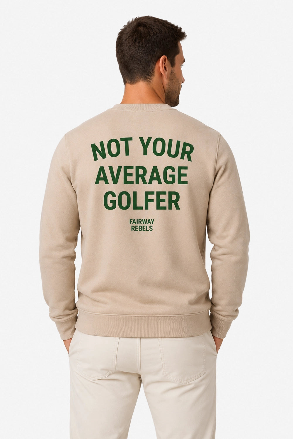 Sweat homme beige au dos avec grand texte vert « NOT YOUR AVERAGE GOLFER »