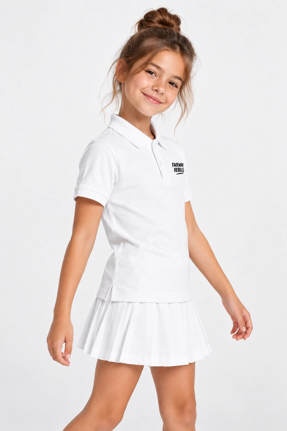 Polo blanc manches courtes en coton pour fille, col et patte boutonnée, logo poitrine.