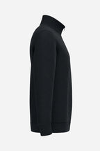 Sweat homme noir à demi-zip 1/4, vue de côté sur l’emmanchure et la manche.