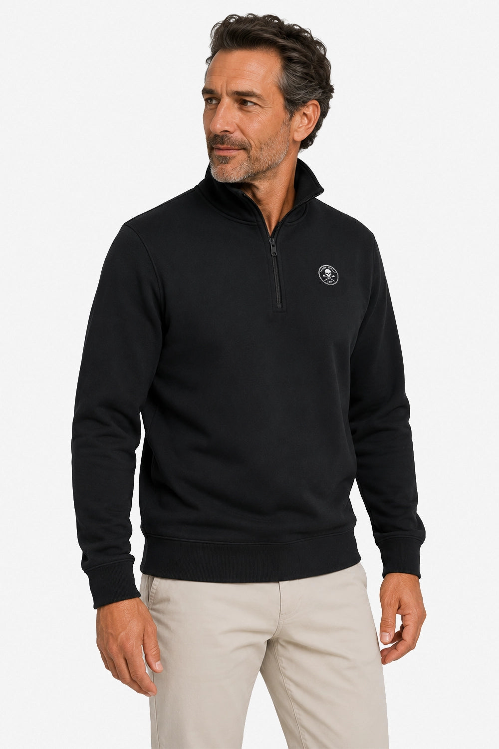 Sweat homme noir à demi-zip 1/4, col montant, logo poitrine, porté de face.