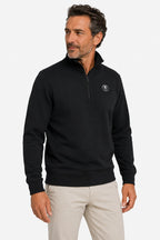 Sweat homme noir à demi-zip 1/4, col montant, logo poitrine, porté de face.