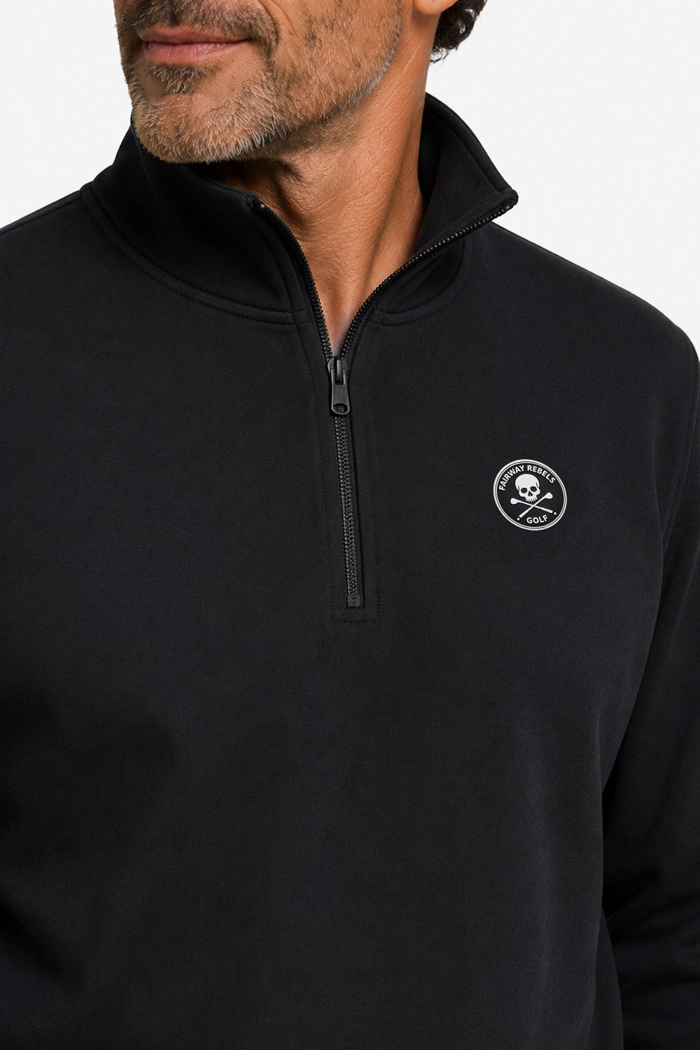 Détail sweat homme noir demi-zip 1/4 : fermeture, col montant et écusson poitrine.