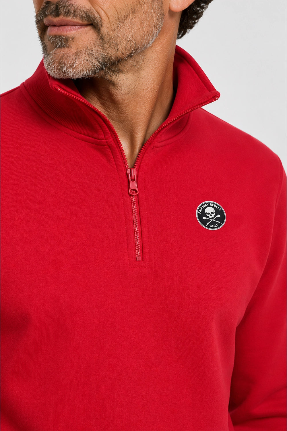 Haut sweat homme rouge à col montant 1/4 zippé, petit écusson poitrine