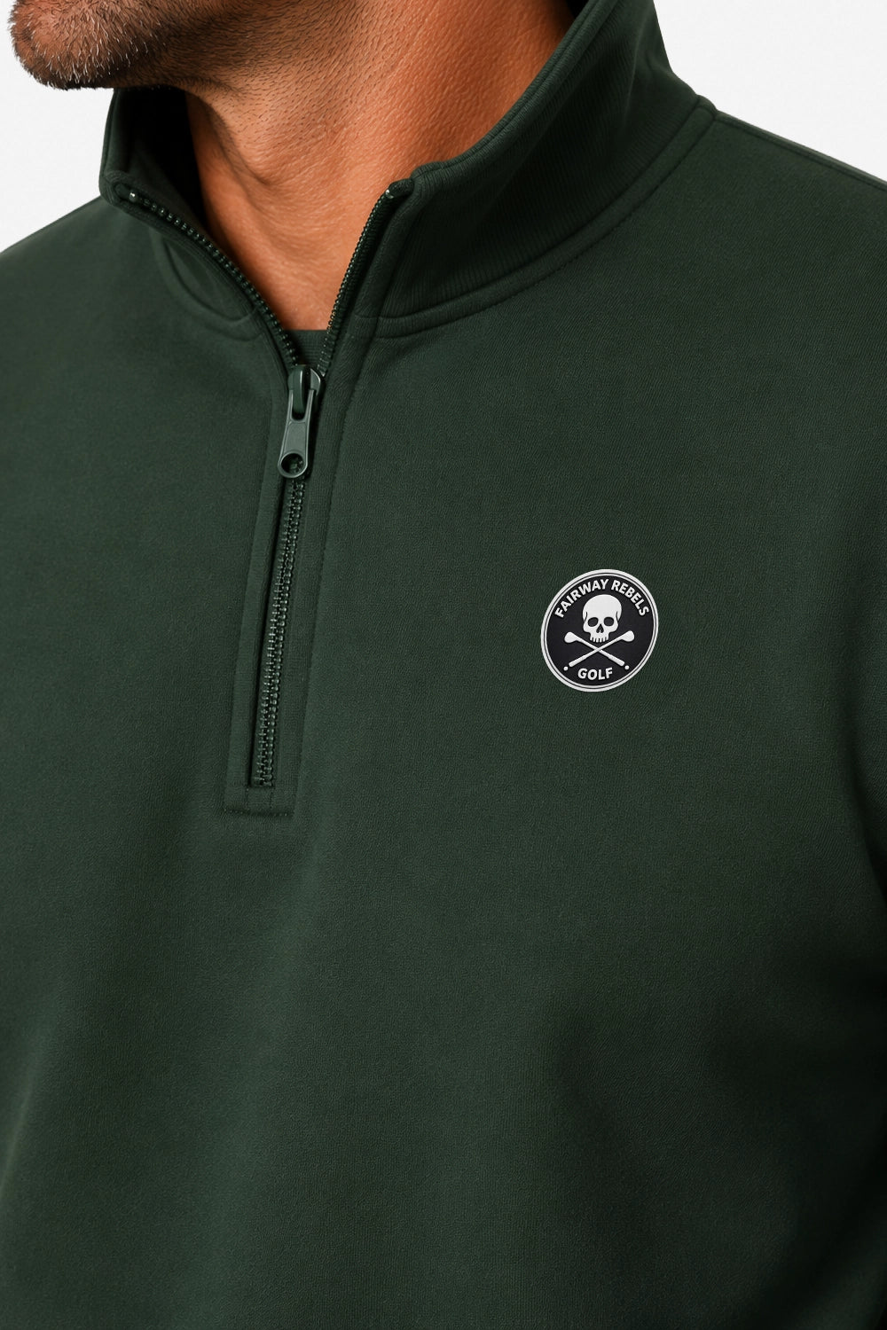 Sweat de golf homme vert foncé à zip 1/4, col montant et écusson sur la poitrine.